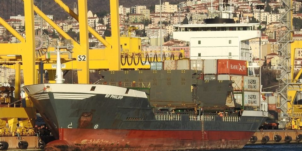 При обрыве швартового троса в порту погиб человек