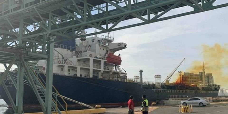 Рано утром с танкера в порту Тайваня начал валить желтый дым