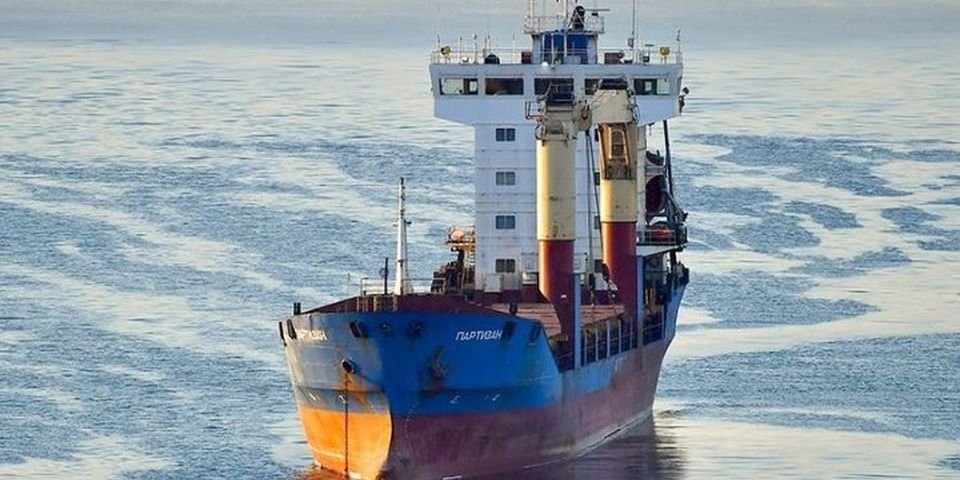 Спасены: с застрявшего в Пусане судна возвращаются моряки