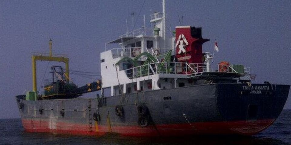 Судно, на котором находилось 16 моряков, затонуло в Яванском море