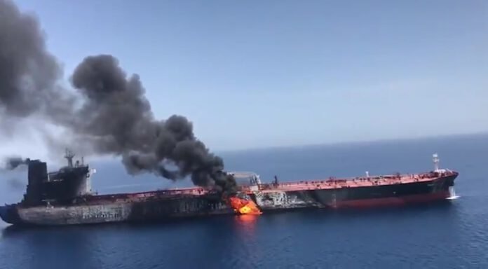В Оманском заливе атакованы два танкера: видео