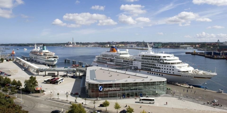 В порту Германии группа активистов заблокировала судно