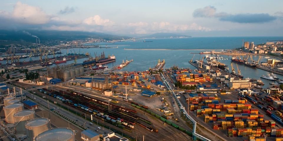 В российском порту при погрузке труб на судно человек лишился ноги