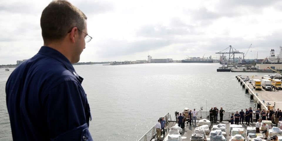 Задержаны моряки, на судне которых нашли 50 мешков кокаина