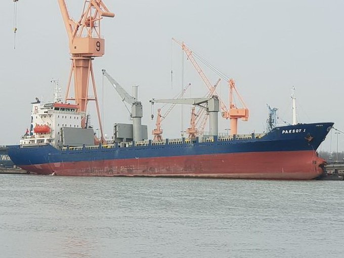 Нападение на сухогруз: 10 членов экипажа взяты в заложники