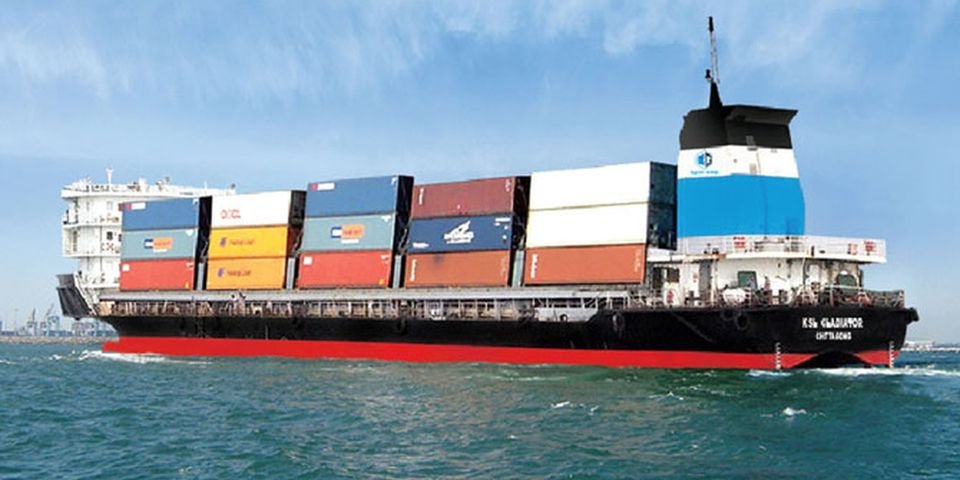 Направляясь в порт, судно растеряло 43 контейнера