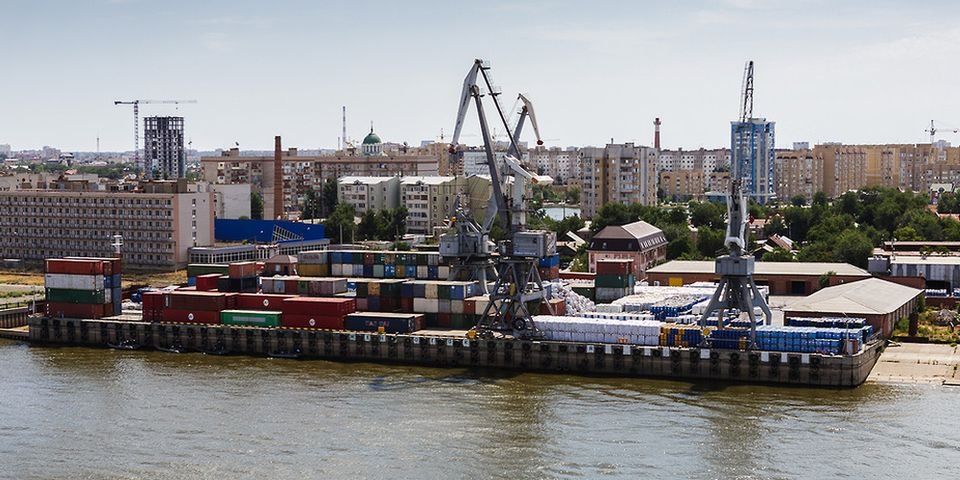 Почти весь экипаж иностранного судна отравился в порту