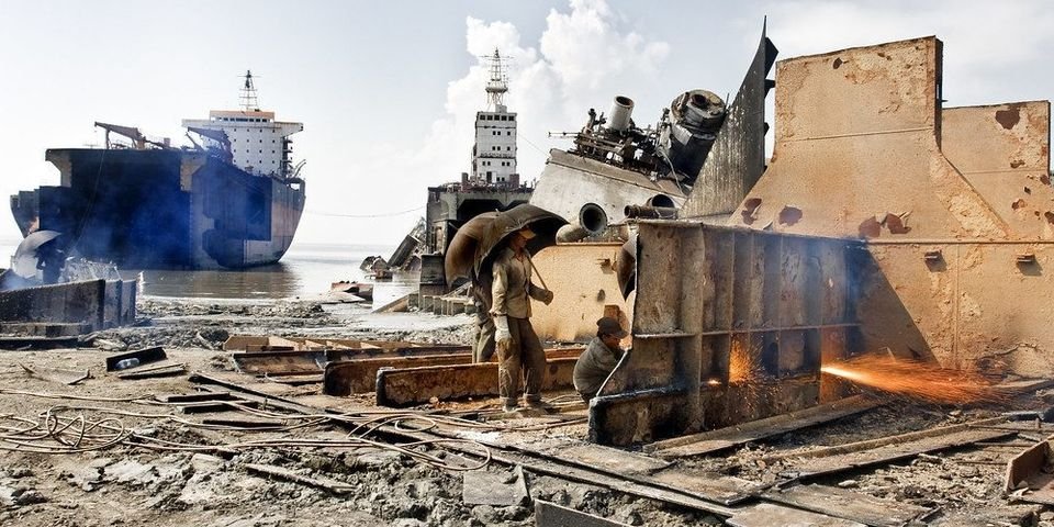 При распиле судна мужчина сорвался с высоты и скончался