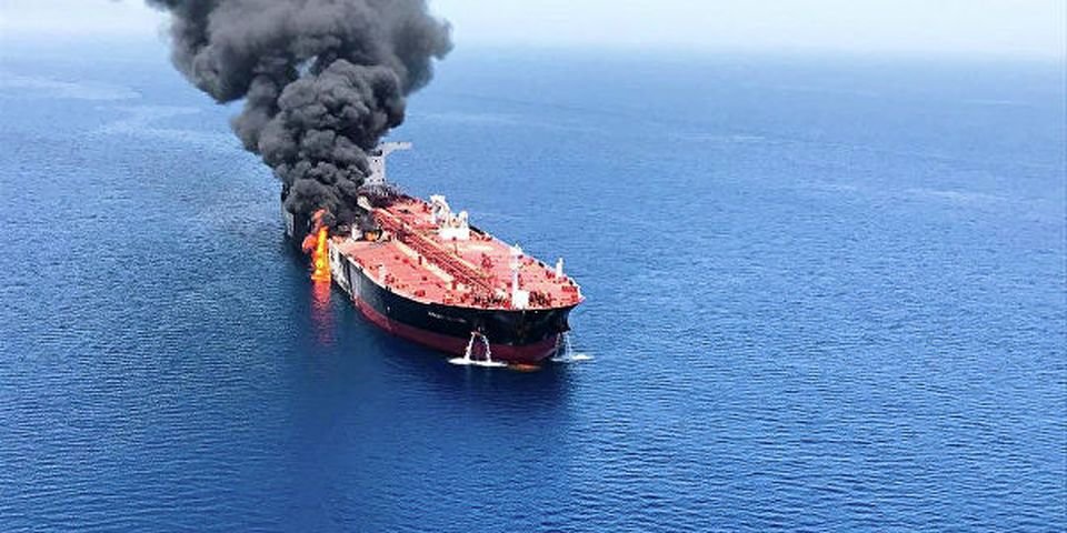 При взрыве на танкерах моряки спаслись благодаря своему профессионализму