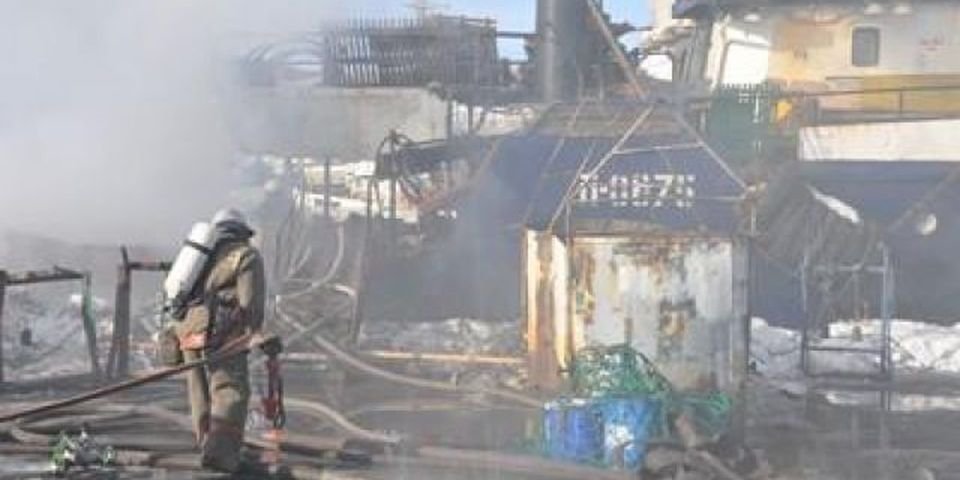 С горящего судна моряка спасали при помощи спецустройства