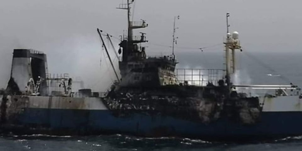 С горящего в Мавритании судна спасены керченские кадеты