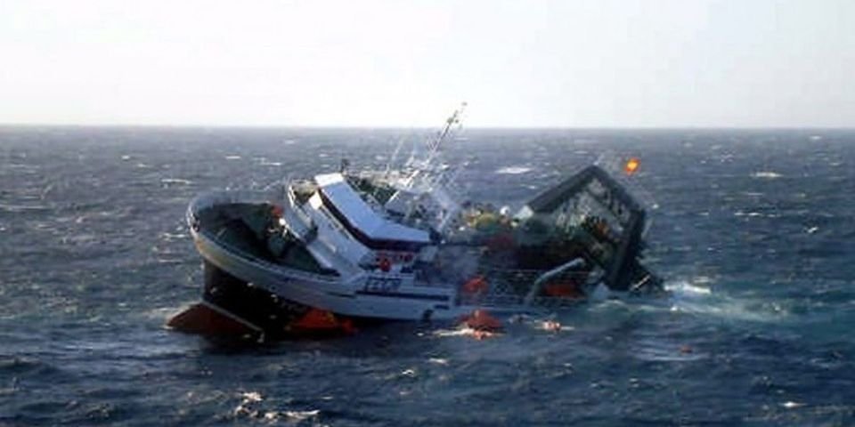 Судно попало в непогоду: 27 моряков погибли и 9 пропали без вести