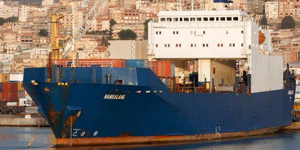 Судно село на мель, а кто-то из моряков не выдержал и совершил суицид