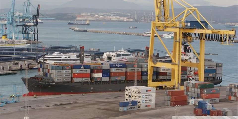 В Индонезии контейнеровоз врезался в судно, протаранил причал и снёс кран