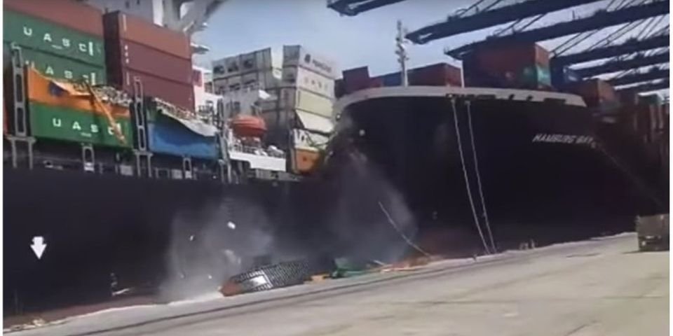 В порту Карачи контейнер раздавил рабочего