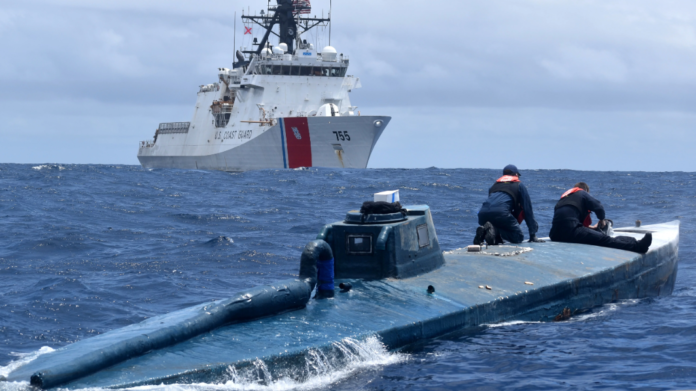 В Тихом океане военные задержали субмарину с наркотиками: ВИДЕО