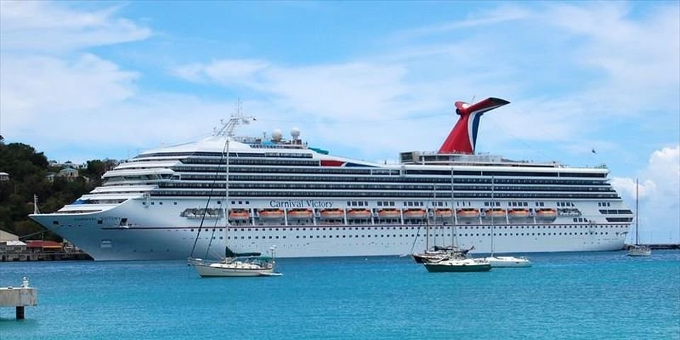 В водах Кубы за борт судна упал член экипажа