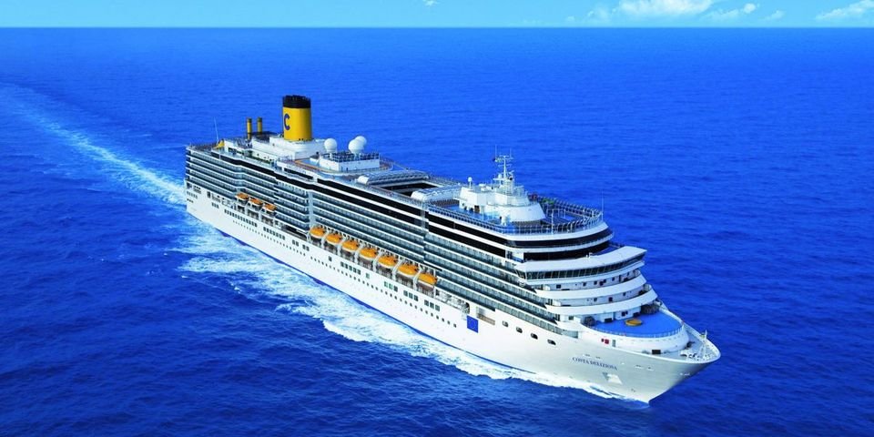 Задел лодки, но прошел испытание: лайнер пытался зайти в шторм в Венецию