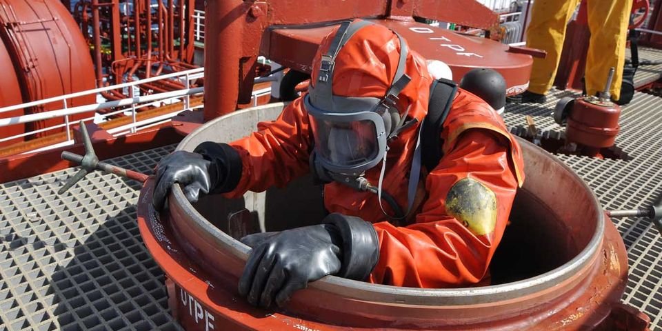 Закрытое помещение -«смертельное место» на судне и доступ туда нужно ограничить