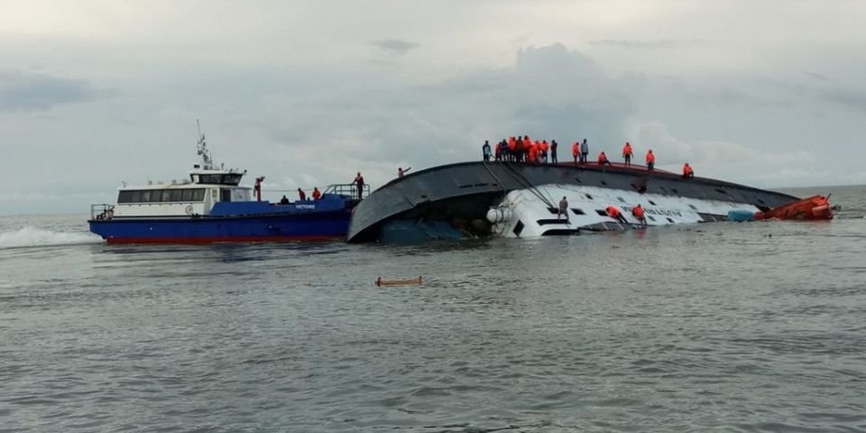 Десятки мореплавателей пропали без вести после крушения судна