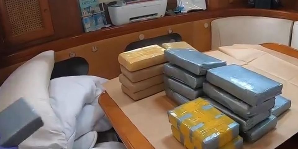 Двое членов экипажа судна задержаны из-за 250 кг наркотиков на борту