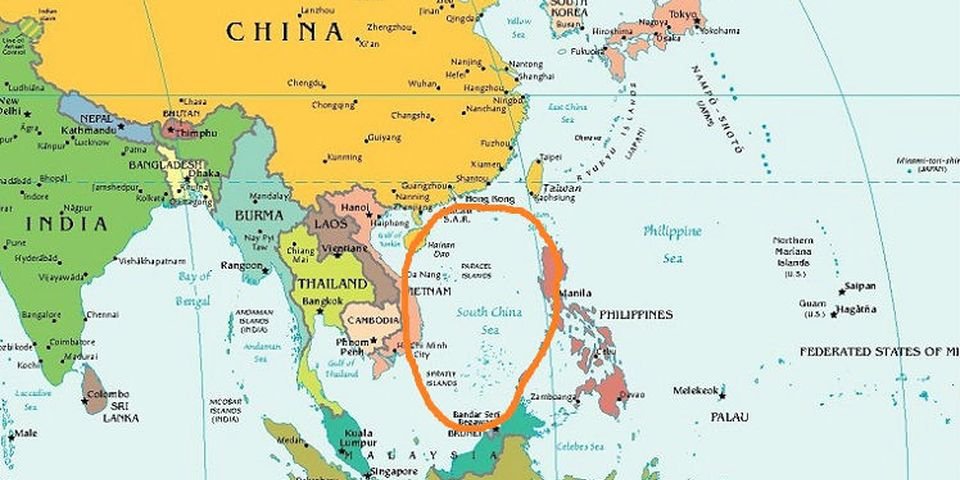 Экипаж затонувшего судна успел пересесть на плоты, но пока не найден