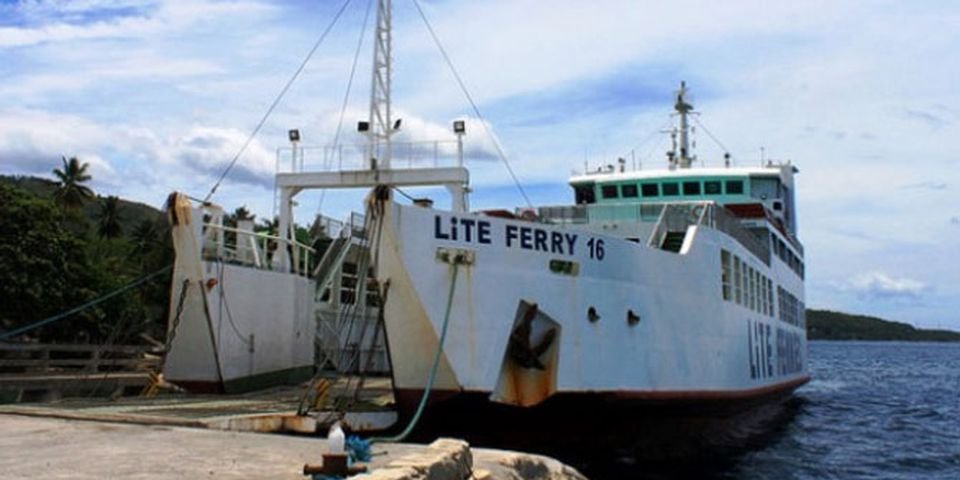 Из-за возгорания в машинном отделении сгорело всё судно