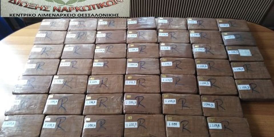 Моряки доставили в Грецию на контейнеровозе бананы с наркотиками