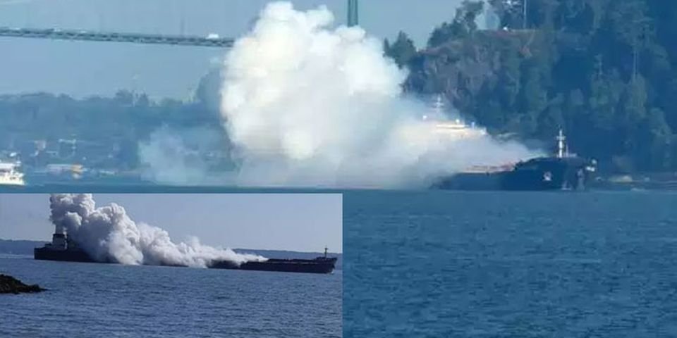 На сухогрузе прогремел взрыв и пошёл белый дым