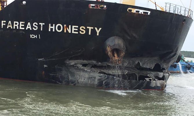 “Не по зубам”: балкер навалился на причал во Вьетнаме