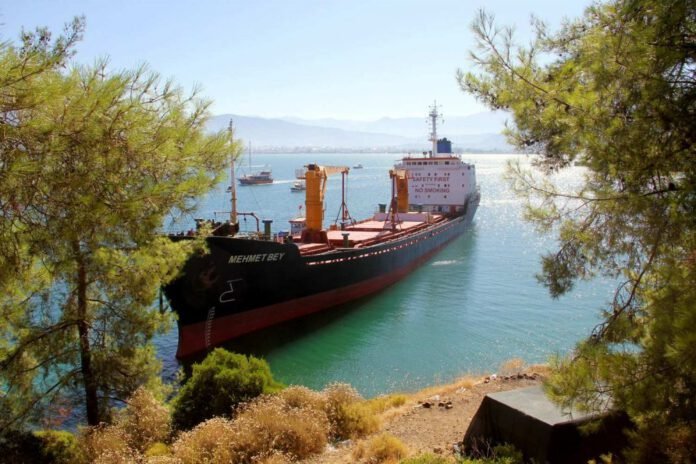 Не везет: сначала поломка двигателя, потом посадка на мель