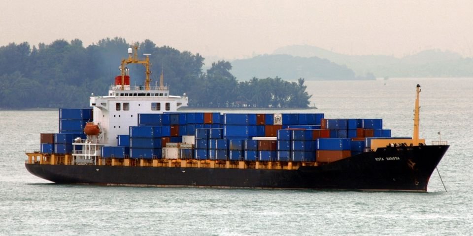 С судна слетело 17 контейнеров