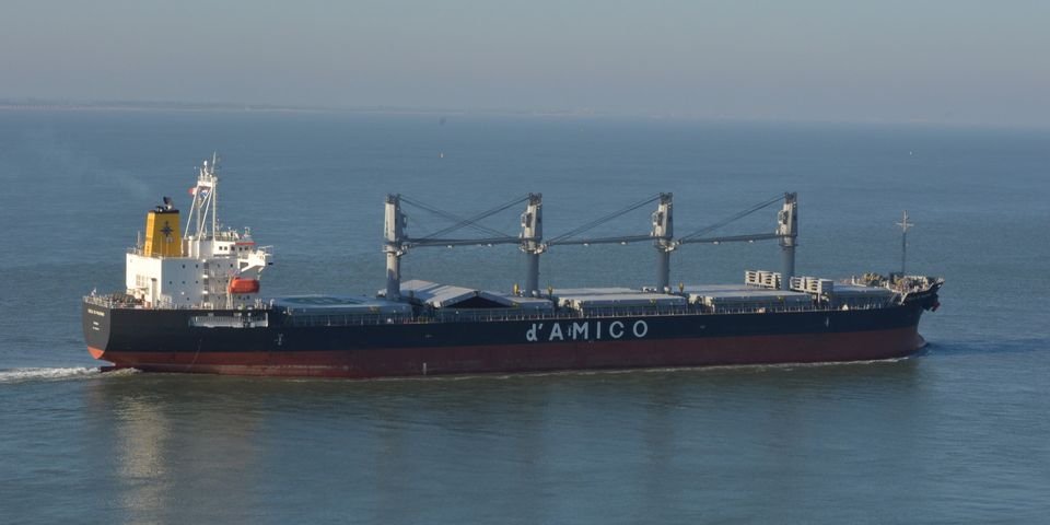 Судно сгубила волна: четыре моряка — переломаны, но живы