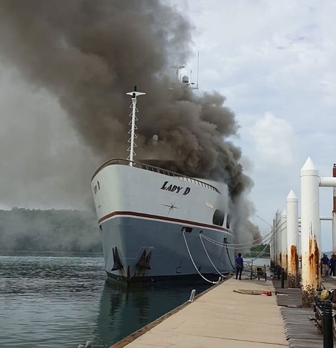 В Таиланде практически полностью выгорело судно