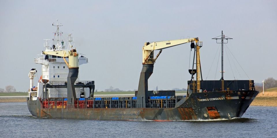 Захваченные пиратами моряки получили медикаменты и одежу