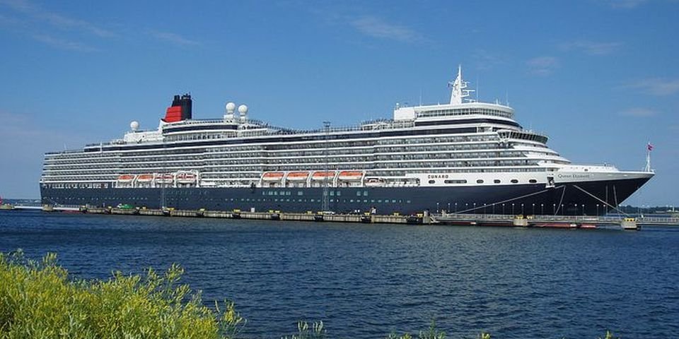 Активисты на байдарках заблокировали судно в порту Хельсинки