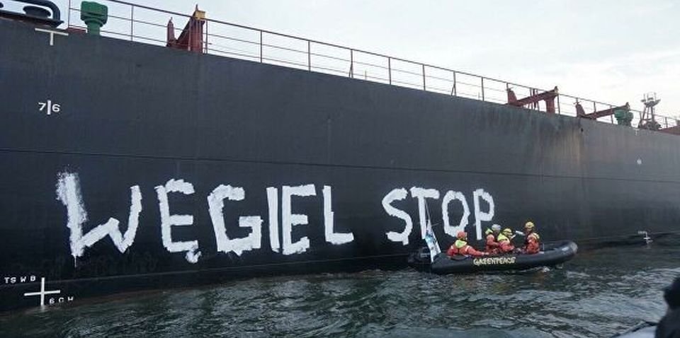 Активисты в Польше заблокировали иностранное судно с экипажем