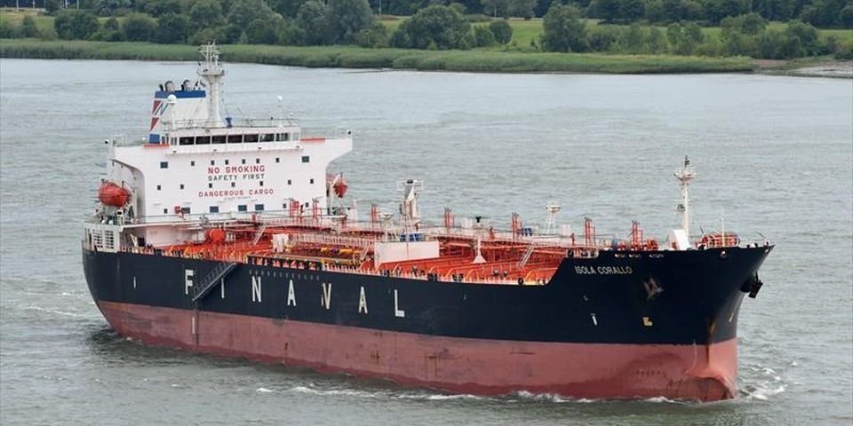 Экипаж танкера спас коллег с тонущего судна