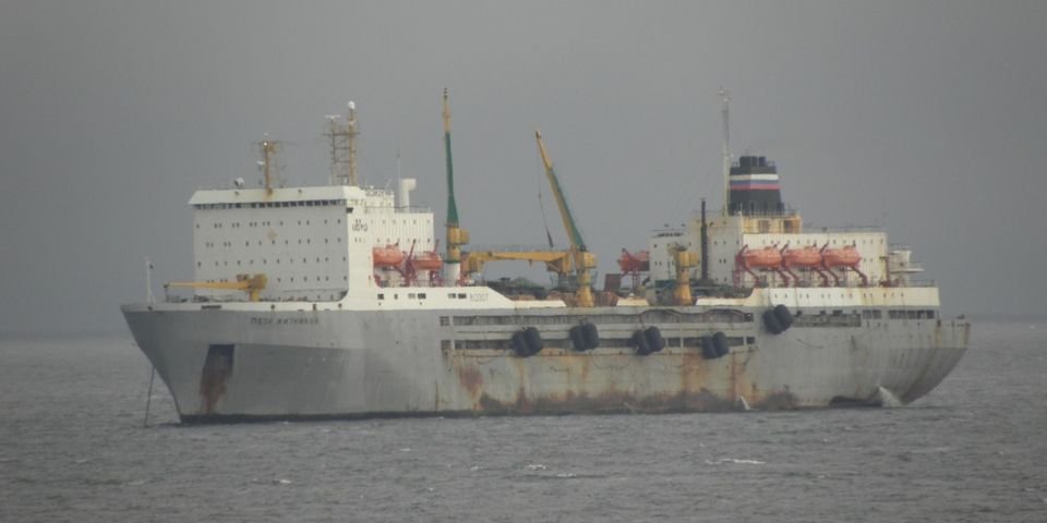 Крупнейший в мире плавзавод загорелся в Тихом океане