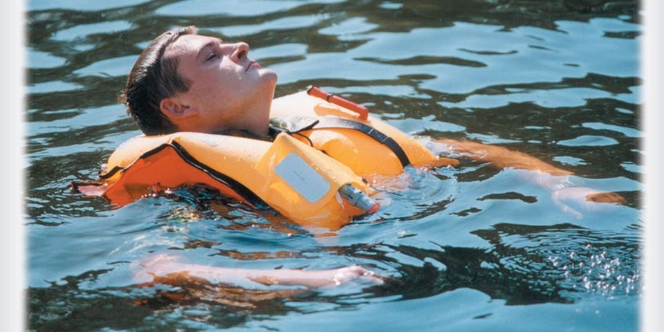 Несчастный случай доказал, что спасательный жилет имеет свойство спасти жизнь