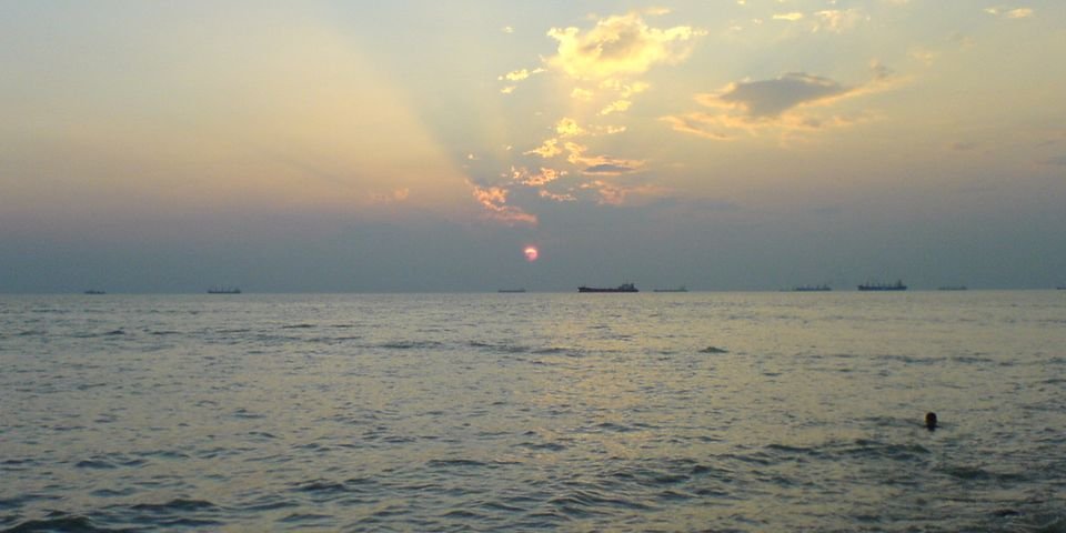 Перевозившее контейнеры судно попало в шторм и перевернулось