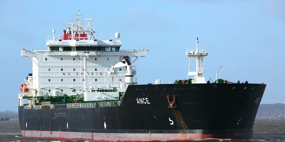 Пираты взяли часть экипажа танкера ANCE в заложники и заперли их в каюте