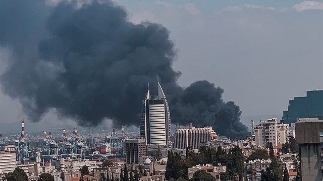 Порт Хайфы полыхает огнём: загорелось 80 тонн масла (ФОТО)