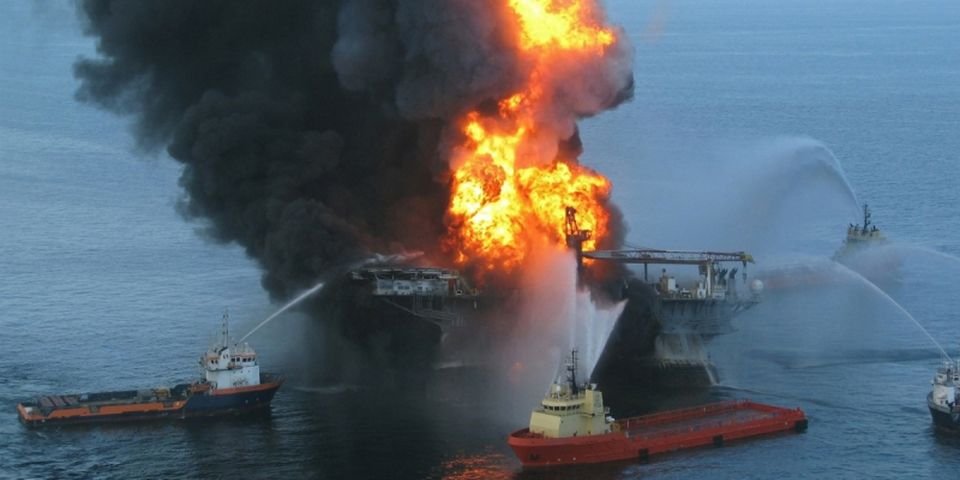 Судно горело двое суток, а капитан никому не сообщал (ВИДЕО)