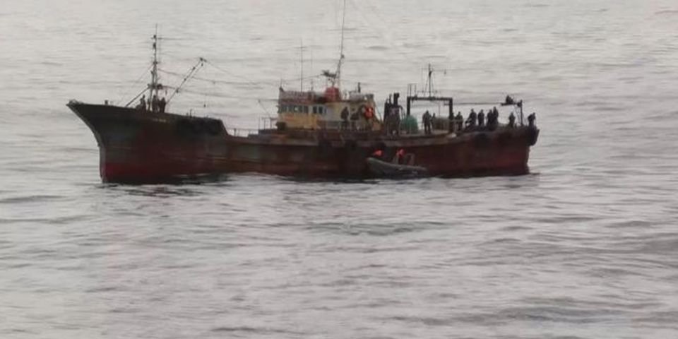 Судно, которое пытались задержать, — обстреляло пограничников