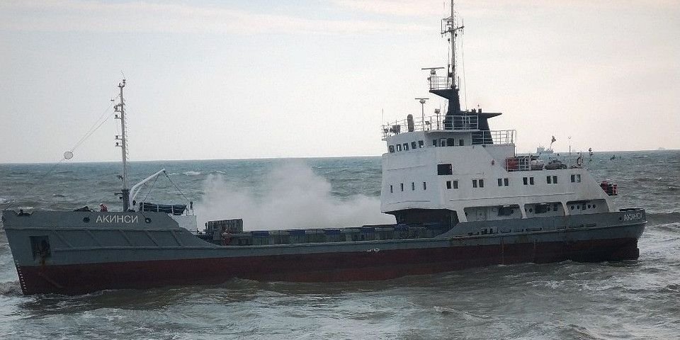 Судно штормом сорвало с якоря в Керченском проливе и унесло на берег (ВИДЕО)