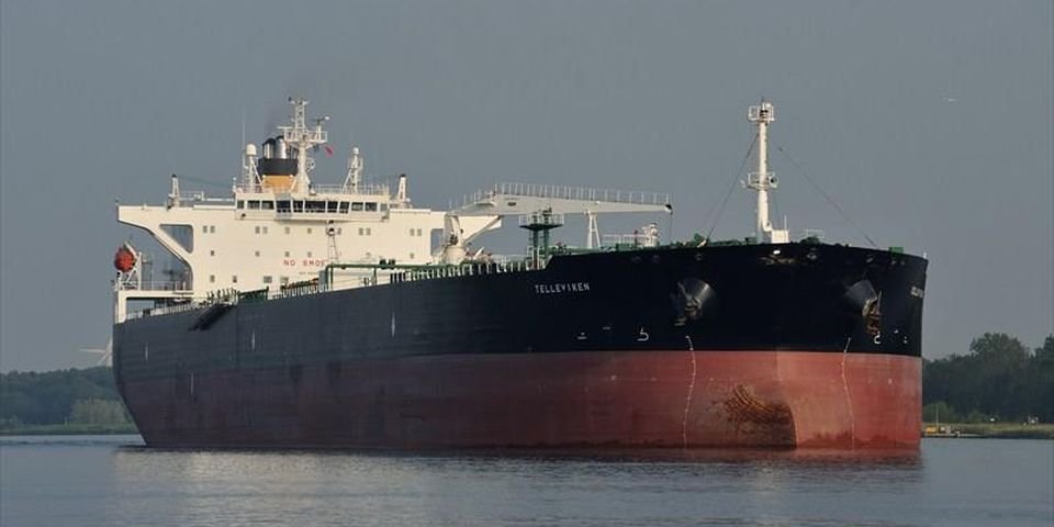 Танкер пришвартовался у терминала и загорелся