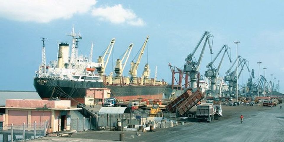 В двух портах существует угроза подводных атак на торговые суда