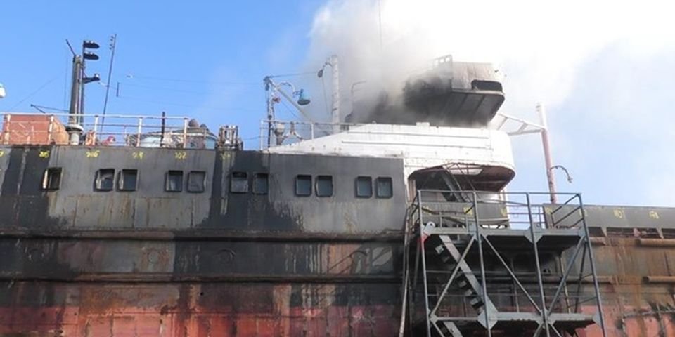 В Херсоне загорелось судно