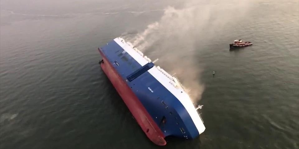 Заблокированных на перевернутом судне моряков удалось спасти